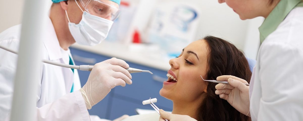 higienista en la clínica dental