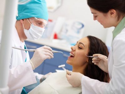 higienista en la clínica dental